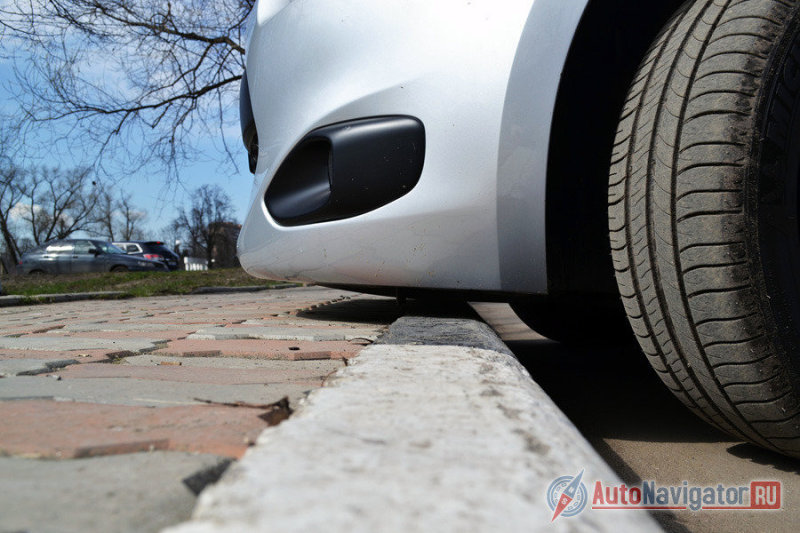 Несмотря на заявленный клиренс в 13 см, бордюры бамперу не страшны. А в условиях городского дефицита нормальных парковочных мест, часто приходится парковаться с заездом на тротуар