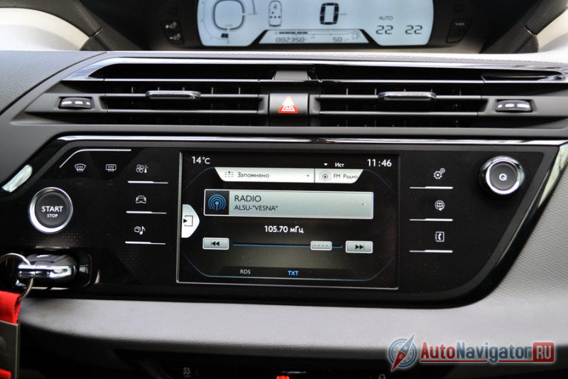 Из реальных кнопок только крутилка громкости, «аварийка» и кнопка пуска двигателя