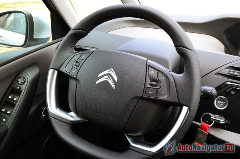 Руль, у которого центральная часть оставалась на месте, канул в Лету. В компании считают, что зрелым людям, а именно таковых и рассматривают в качестве потенциальных покупателей, больше нравится традиционный руль