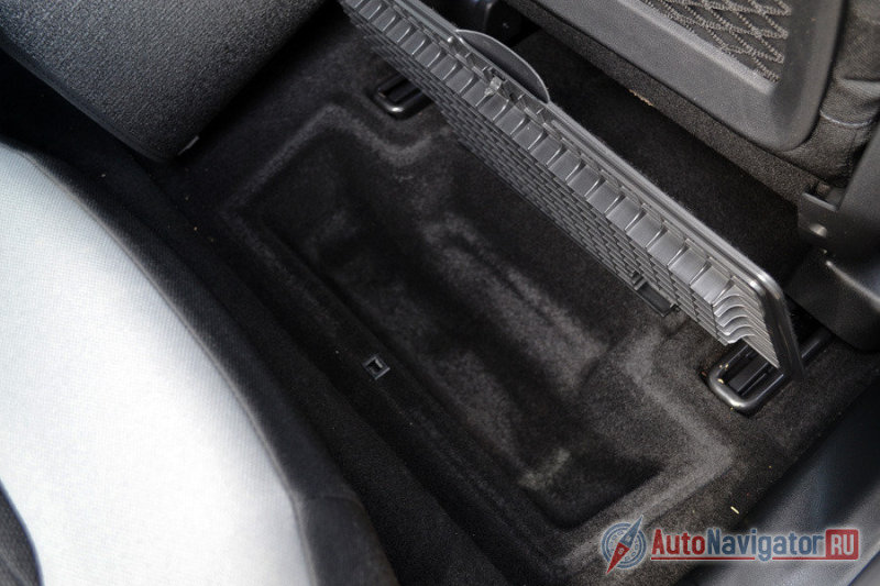 Секретный отсек в полу второго ряда под ковриками. Туда можно положить, например, аптечку, светоотражающий жилет или спрятать наркотики, оружие, деньги – одним словом все, что душе  угодно