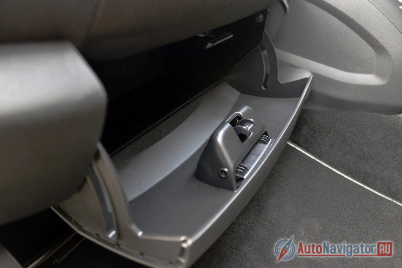 Еще один закрывающийся бокс под передними сиденьями. Что туда положить – решайте сами