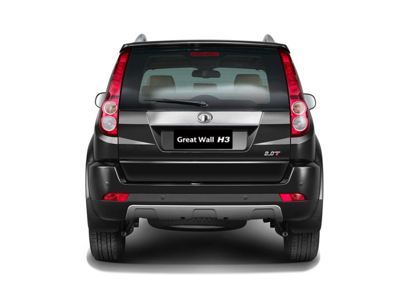 Корма получила доработанные фонари, иную пятую дверь и бампер