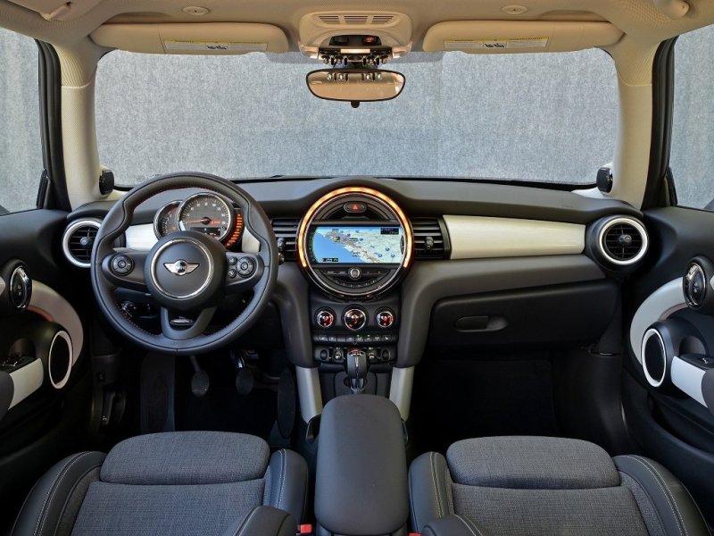 Интерьер выглядит дороже, чем у предшественника; многие детали перекочевали на другие места