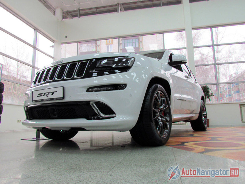 Новая оптика – особенность рестайлинговой версии, а вот агрессивный передний бампер – привилегия спортивного SRT8