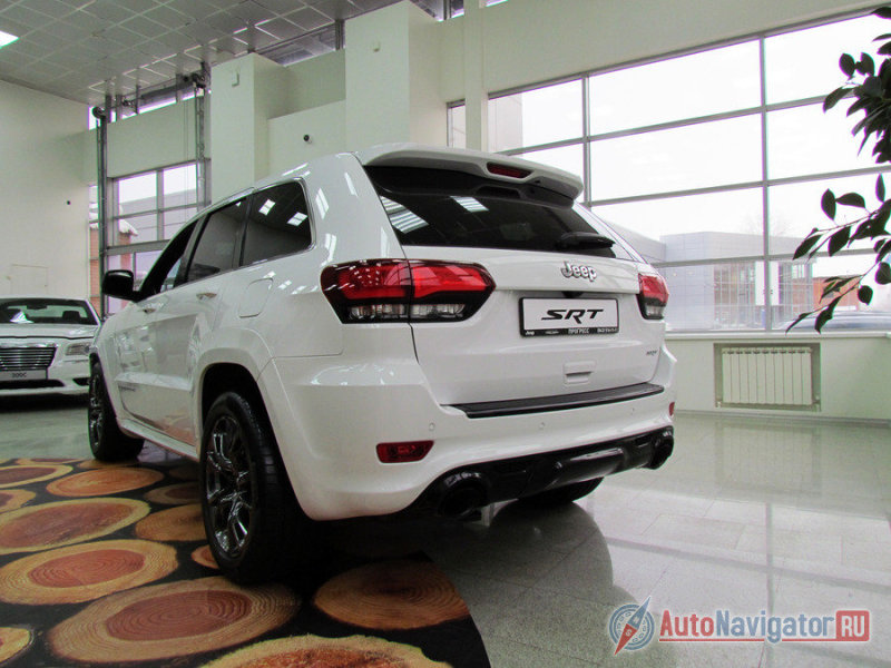 Сзади – обновленные фонари, спойлер и бампер