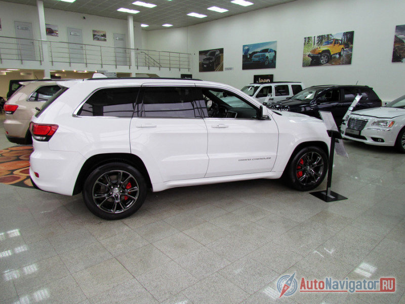 Сбоку SRT8 – выдают большие колесные диски и мощные тормоза