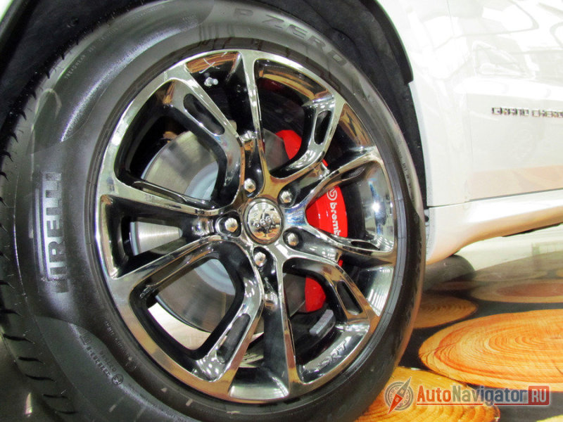 За замедление внедорожника отвечают тормоза Brembo с мощнейшими суппортами и дисками большого размера, накаляющимися до астрономических градусов при активной нагрузке