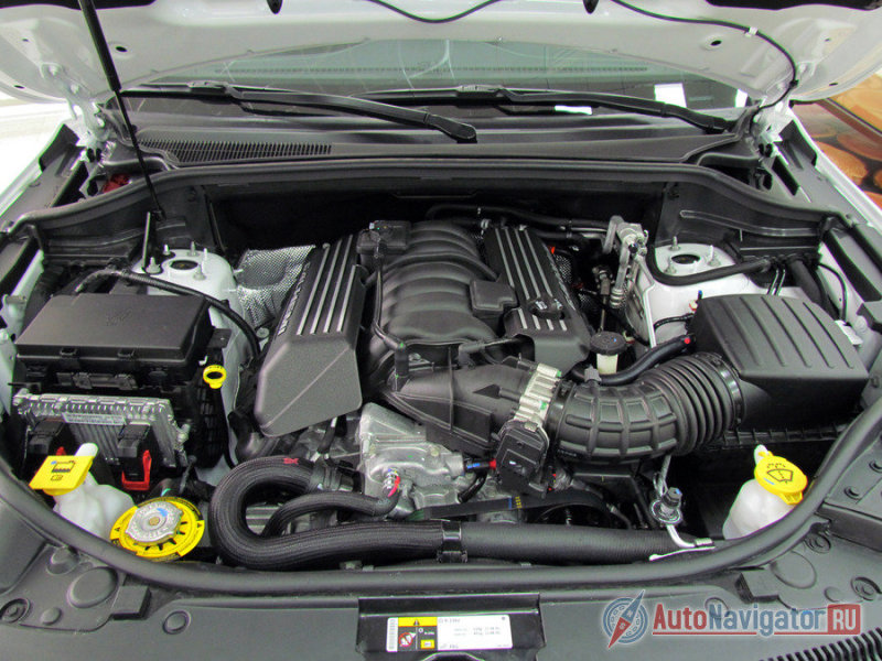 В процессе эволюции генераций машина изменялась и дорабатывалась, но главное оставалось в ней прежним, а именно: могучий бензиновый атмосферник V8, семейства HEMI объемом 6.4 литра. В нынешнем варианте он выдает 468 сил мощности и 624Нм момента