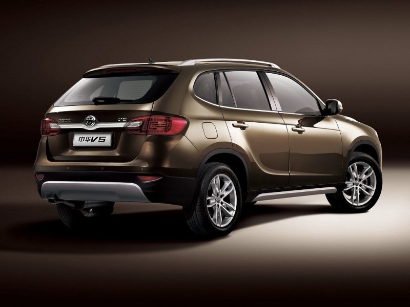 Корма элегантна. Стиля придает горизонтальный молдинг на пятой двери