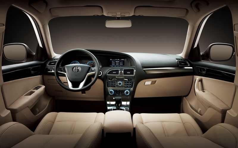 Российская версия получила интерьер, выполненный в черном цвете. А вместо крупного дисплея на центральной консоли располагается маленький монохромный экранчик