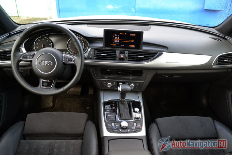 Консоль услужливо повернута к водителю. К качеству материалов не придраться, кстати, салон точь-в-точь, как в хэтчбеке А7