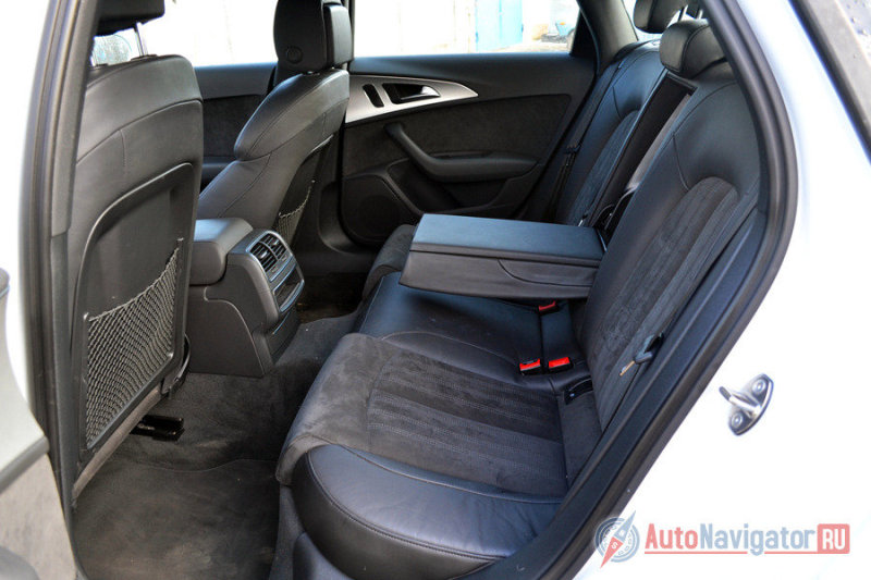 Сзади просторно. Есть дефлекторы для задних пассажиров и подлокотник с бардачком и подстаканниками. Вот собственно и все. Хотите 4-зонный климат-контроль? Пожалуйста, в списке опций есть и не такой