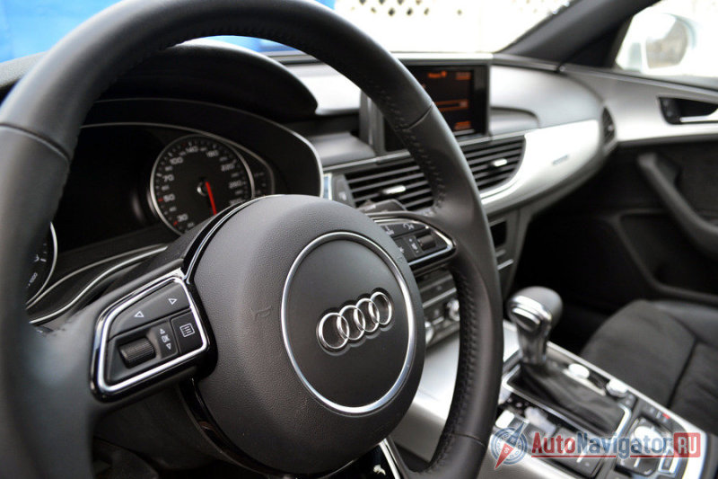 Это городская версия «шестерки», так что круиз-контроль можете не искать. Но в таком случае не ясно, зачем городской машине 310 лошадей и почему не охлаждается печаточный ящик? Экономия на спичках? В Audi? Как-то обидно, что в VW Golf за это не нужно доплачивать, а в «Ауди» нужно