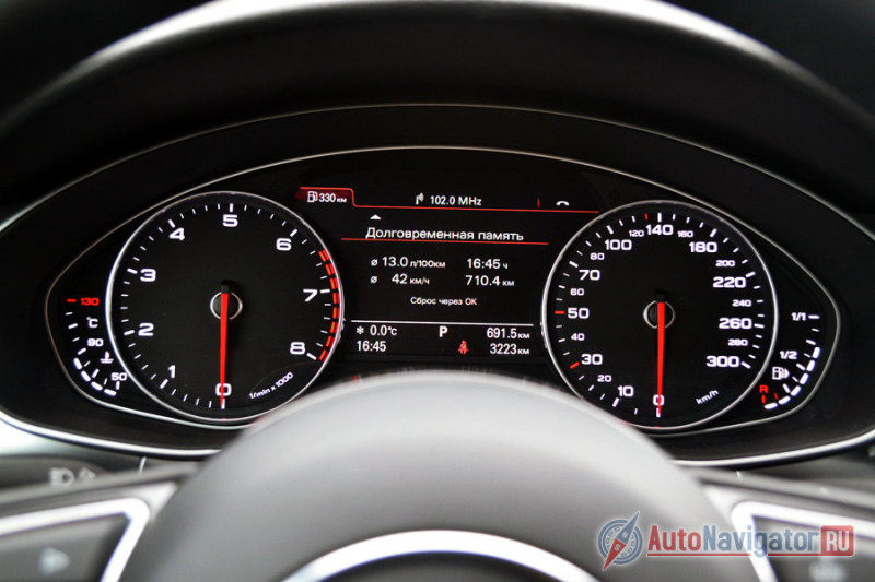 Аналоговые приборы, но по краям температура охлаждающей жидкости и уровень горючего показывается с помощью светодиодов. Посередине большой цветной дисплей высокой четкости. Показывает абсолютно все, навигация тут смотрелась бы очень хорошо, но в тестовой машине такой опции не было