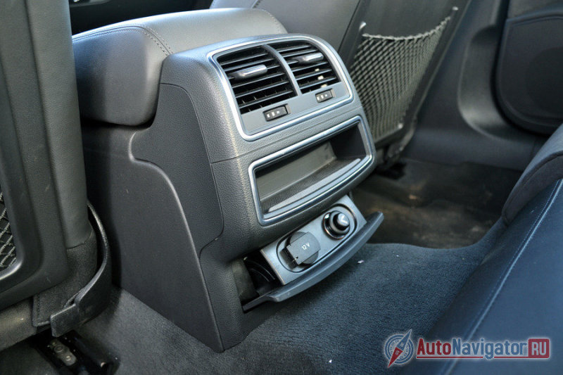 Вместо полочки между дефлекторами и прикуривателем с розеткой, можно за доплату разместить блок управления климатом для задних пассажиров, превратив его в четырехзонный