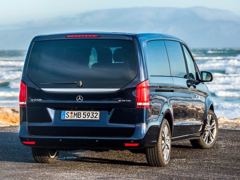 Корма новинки смотрится привлекательнее. Для погрузки мелких вещей можно воспользоваться открывающейся остекленной частью пятой двери