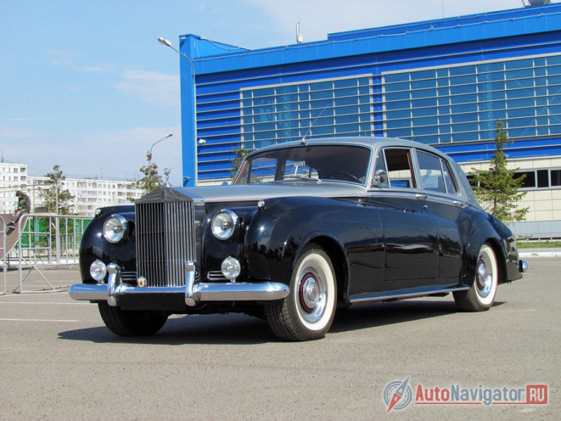 Образ Rolls-Royce Silver Cloud, чаще всего, всплывает в уже обновленном варианте образца 1959 года со сдвоенными фарами круглой формы. Автомобили первых лет отличались одиночным светом, хотя в общим и целом силуэт и компоновка модели до и после модернизации не изменились