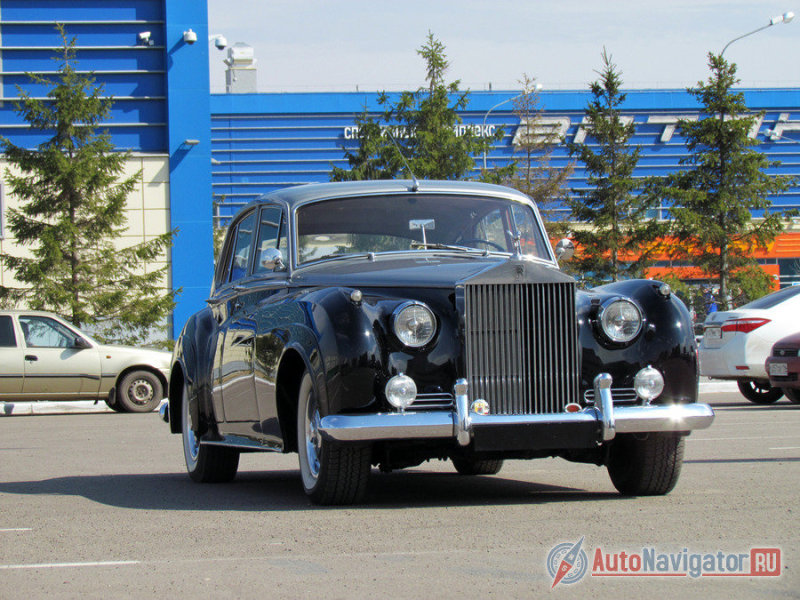 Сильнее прочего впереди привлекает внимание решетка радиатора высотой в метр и… 