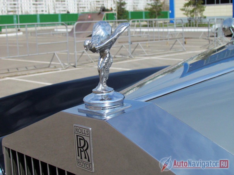 …традиционная фигурка «богини» на капоте, окруженная бесконечным числом легенд