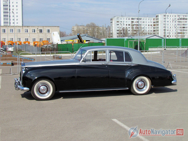 Силуэт автомобиля нарисован в стиле Rolls-Royce. Примечательно, что в отличие от современных представительских седанов, двери этого «Роллс-Ройса» скромной длины, а водительская шире задней «хозяйской»