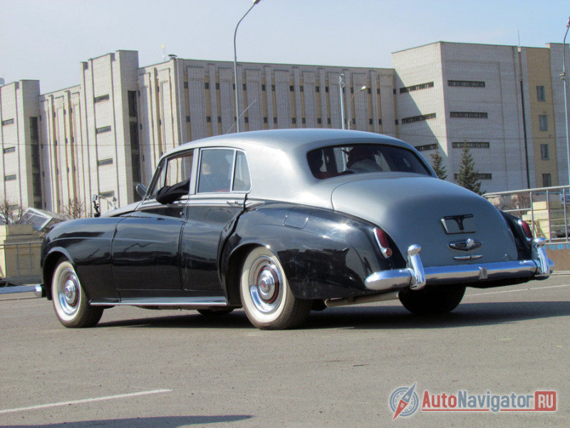 В длину Silver Cloud больше пяти метров (5378 мм), колесная база шире трех (3124 мм), в ширину он около двух метров (1898 мм), а масса автомобиля почти две тонны