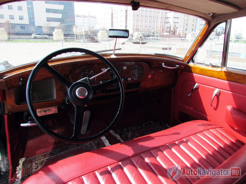 И у водителя, и заднего пассажира – роскошь, но это не означает, что владелец будет сам управлять Silver Cloud. Водить этот автомобиль все же работа, пусть и приятная