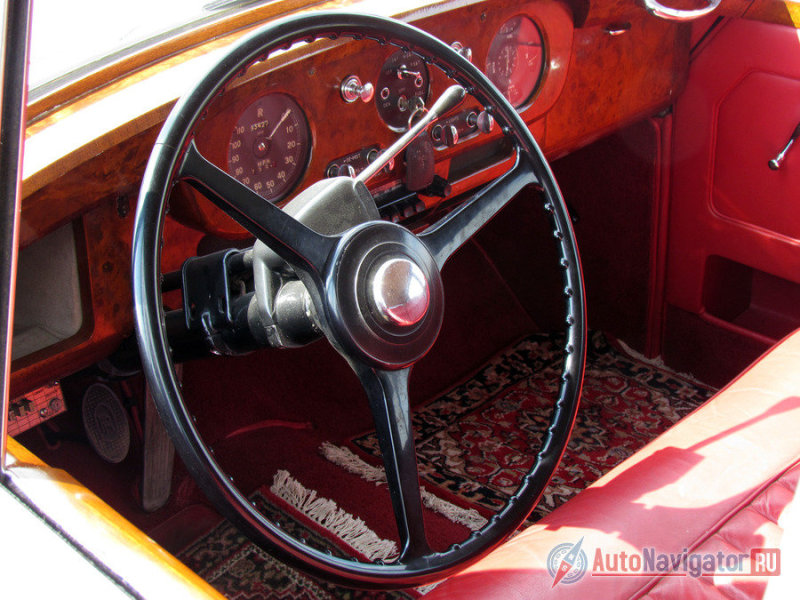 В перчатках шофера в ливрее – руль с тонким ободом воистину гигантских размеров