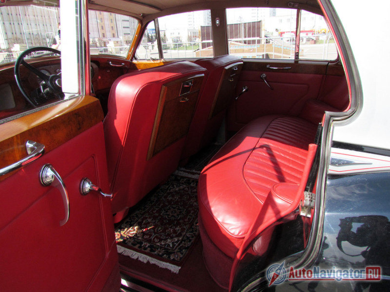 Задний диван необычайно мягкий. Садишься и расслабляешься. К услугам владельца личный прикуриватель, пепельница, косметическое зеркало, кожаная ручка с микролифтом и деревянные столики