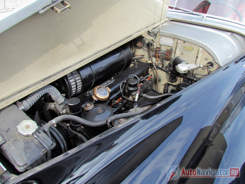 Мотор работает интеллигентно и ровно. Вибраций совсем никаких. В нашем экземпляре под ним - шестицилиндровый двигатель объемом 4.9 л.