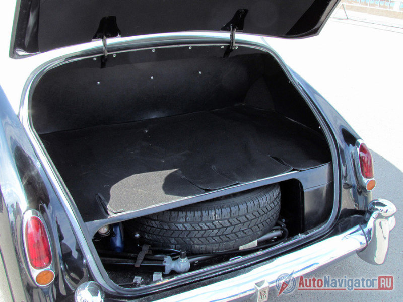 Багажник, если говорить современным языком, с двойным полом. Пол выполнен из обычной фанеры. Места немного. Внизу: колесо, инструменты, аккумулятор