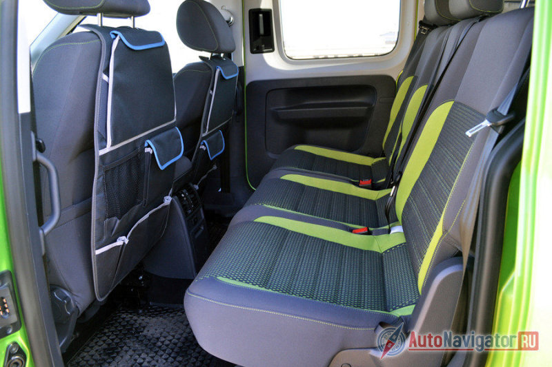 Задний диван отформован для троих, но складывается он в пропорции 2:1. Двухцветная обивка салона зависит от цвета кузова