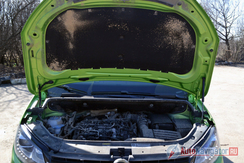 Двигатель почему-то ничем не прикрыт, а судя по следам грязи на шумоизоляционном материале капота, чисто под капотом не будет, более того, есть зоны, где грязь вообще летит направленным потоком