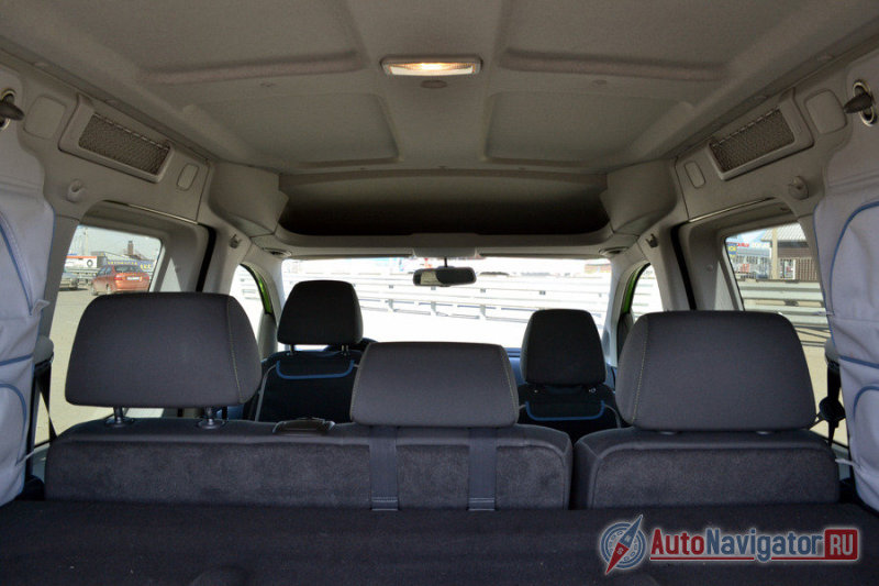 Тут видно, сколько всего полочек, ящичков и сеточек в машине. Плюс 4 крючка в задней части салона, а потолочные ручки перенесены на центральную стойку