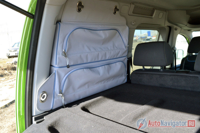 Опциональные отстегивающиеся кармашки для всякой мелочи. В путешествии очень часто нужны небольшие отделения для фонариков, троса, батареек, кружек, ножей и так далее. Если есть дети, то такие органайзеры тоже не будут лишними. Обзору они совершенно не мешают, а благодаря тонированным стеклам абсолютно не видны снаружи