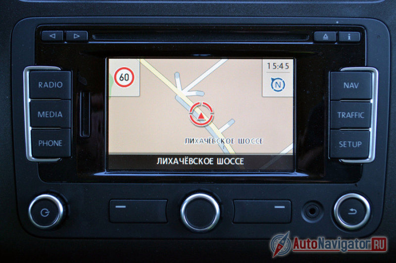 Далеко не самый большой и современный экран в кладовой «Фольксвагена», но со всеми своими функциями справляется отлично