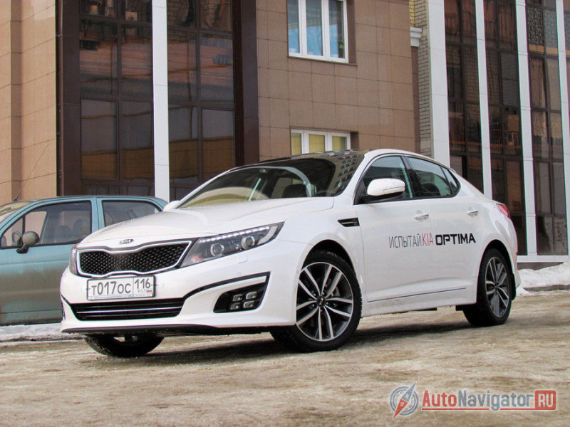 Снаружи она отличается малость подкорректированными бамперами; передними фарами, дополненными росчерком светодиодных огней; блоком противотуманок, одновременно похожих на фасетчатые глаза насекомых и составную конструкцию ксеноновых фар флагманского Quoris…