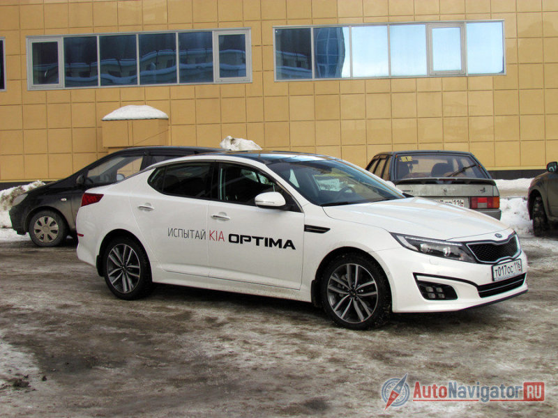 Визуально отличить спортивную «Оптиму» можно по дискам 18 размера со сдвоенными, но тонкими спицами; декоративным вставкам из черной пластмассы; хромированными элементами в нижней части переднего бампера и… 