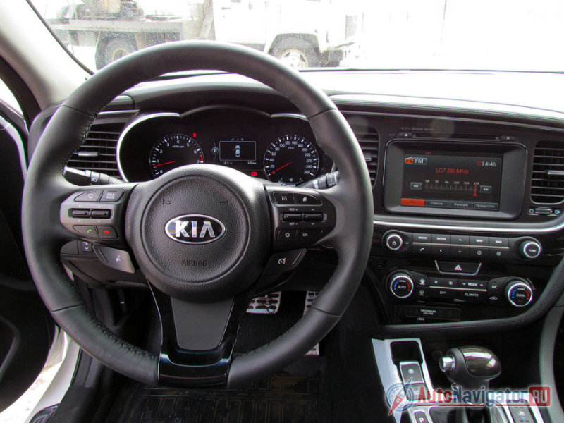 Самое заметное новшество в интерьере – руль. Ничего необычного с точки зрения техники в нем нет, но с точки зрения стиля… Как же он симпатичен! Читаются и спортивные, и солидные, и даже концептуальные нотки. В клавиатуре есть кнопка DRIVE MODE