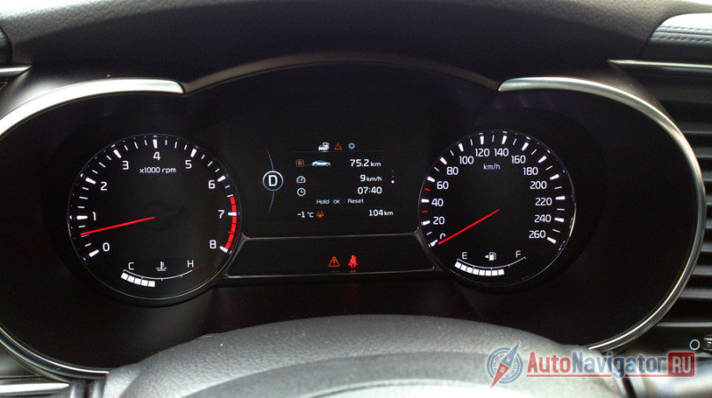 Оказывается, щиток приборов теперь другой – с 4.3 дюймовым дисплеем. Хотя на глаз и не скажешь