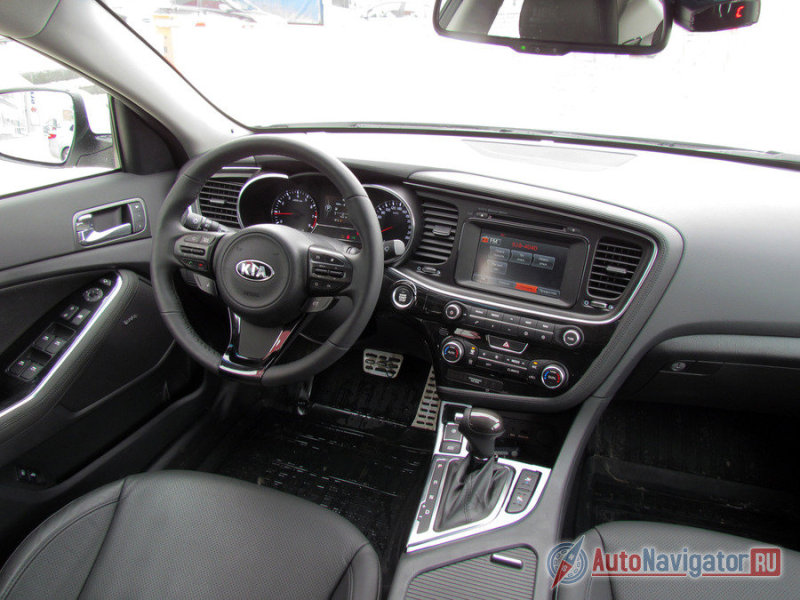 Отделку под хром сменил алюминий. Самостоятельно об этом тоже не догадаешься. Тем более, что в совокупности интерьер «Оптимы» выглядит качественным, продуманным и законченным. Прекрасные материалы собраны без огрехов с максимально точной подгонкой друг к другу. В этом смысле поводов для придирок нет