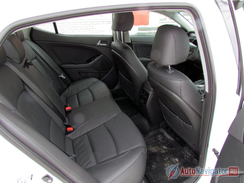 Даже пассажирам ростом чуть выше среднего потолок «давит» на голову, а людям с действительно высоким ростом приходится безальтернативно сгибаться. Optima явно не пригодна для такси или обслуживания начальника