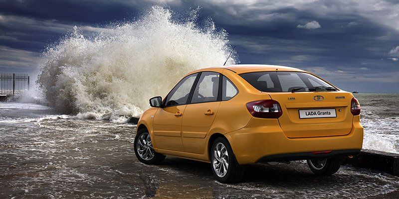 Филейная часть может похвастаться аккуратными фонарями нового дизайна, вменяемо проработанной пятой дверью и симпатичным бампером