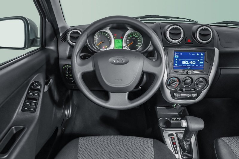 Качество сборки салона даже лучше, чем у седана, кроме того, в «Люксе» у лифтбека есть кое-какие отличия от «четырехдверки»