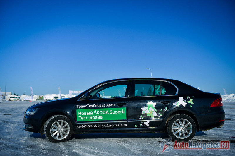 Сбоку новизну выдают только колесные диски…