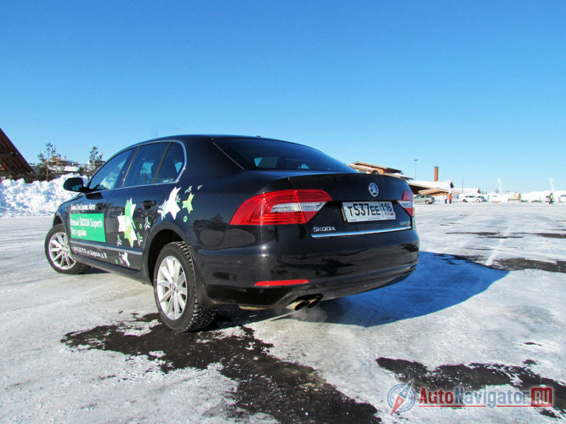 …а сзади – оптика и крышка багажника с иной выштамповкой и местом для номера  