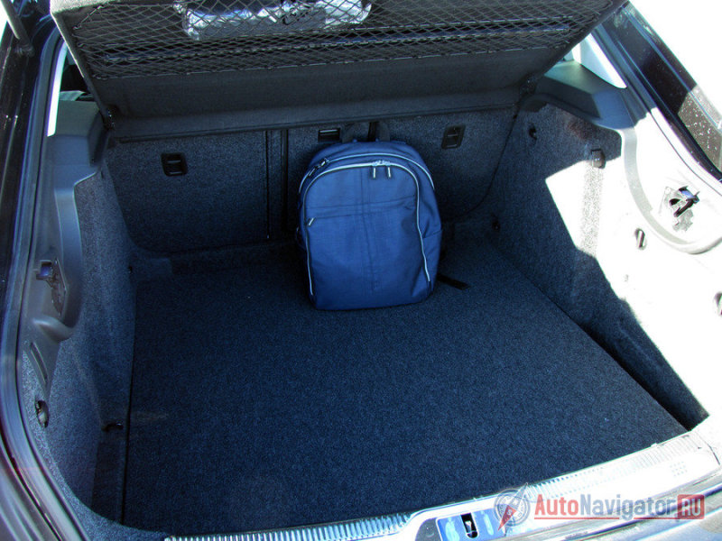 На функционал это не повлияло. Крышка багажника по-прежнему с двойным способом открывания