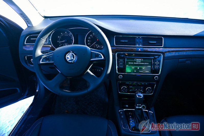 Материалы отделки салона чехи выбирали с трепетом, гордостью и размахом. Пластик податливо мягкий, а фурнитура добротная. Качество сборки высокое, хотя привереды пожалуются на маленький люфт некоторых кнопок. Архитектура панели традиционная. Единственное, что стало новым внутри – руль и селектор коробки. Остальное такое же, как было в 2008-м. В интерьере витает дух строгости, основательности и фундаментальности. В «Супербе» нет той легкости, что присутствует в салоне новой «Октавии» или же «Гольфа». Флагман идеологически рассчитан на более взрослую публику