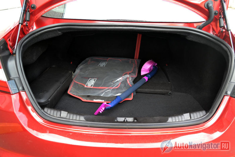 Объем багажника – 510 литров. Не самый большой показатель в классе. Под полом лежат докатка и аккумулятор