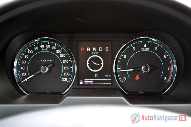 Спидометр размечен до 300 км/ч, хотя электронный ограничитель установлен на 250. Реальный расход топлива превышает паспортный примерно вдвое. То есть по городу машина расходует около 20 л/100 км, по трассе - примерно 12,5