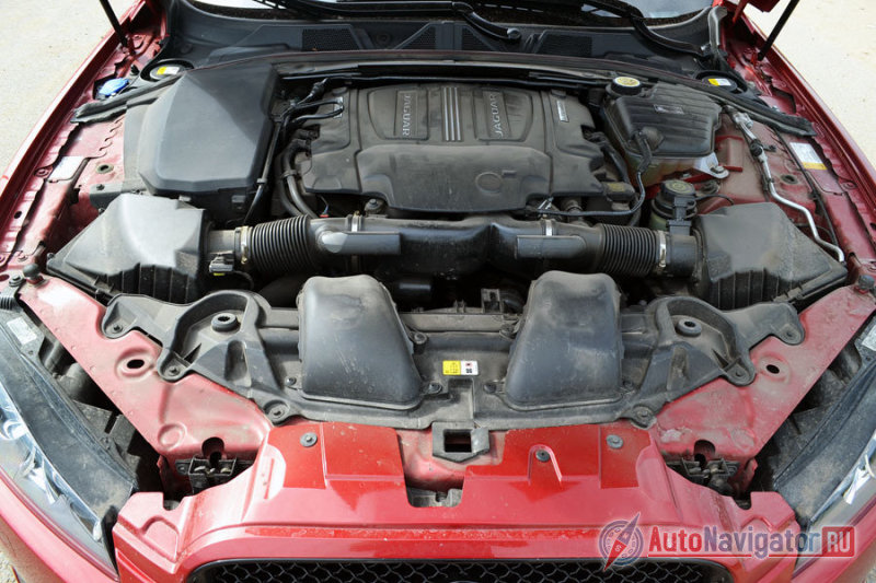 Трехлитровый мотор с турбонаддувом. Аккумулятор перенесен в багажник. Найти масляный щуп очень сложно, зато горловина для залива омывающей жидкости с краю - под рукой